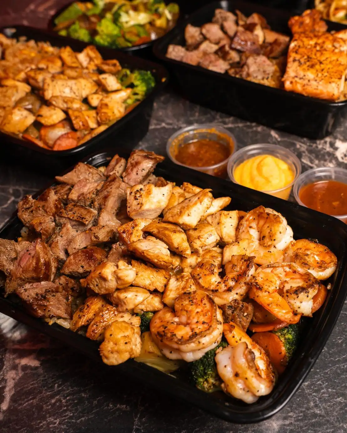 Combinación de camarón, carne y verduras
